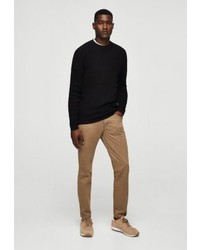 schwarzer Pullover mit einem Rundhalsausschnitt von Mango