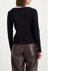 schwarzer Pullover mit einem Rundhalsausschnitt von MONARI