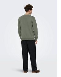 schwarzer Pullover mit einem Rundhalsausschnitt von ONLY & SONS