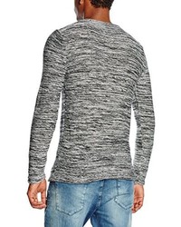 schwarzer Pullover mit einem Rundhalsausschnitt