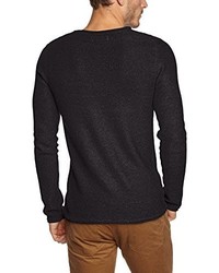 schwarzer Pullover mit einem Rundhalsausschnitt