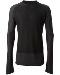 schwarzer Pullover mit einem Rundhalsausschnitt