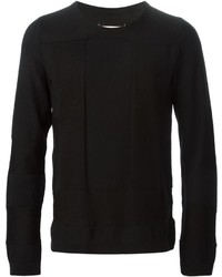 schwarzer Pullover mit einem Rundhalsausschnitt