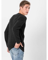 schwarzer Pullover mit einem Rundhalsausschnitt von REVIEW