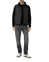 schwarzer Pullover mit einem Rundhalsausschnitt von s.Oliver