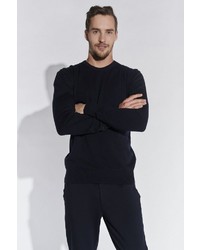 schwarzer Pullover mit einem Rundhalsausschnitt von SteffenKlein