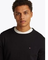 schwarzer Pullover mit einem Rundhalsausschnitt von Tommy Hilfiger