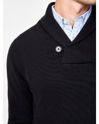 schwarzer Pullover mit einem Schalkragen von Produkt