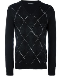 schwarzer Pullover mit einem V-Ausschnitt mit Argyle-Muster