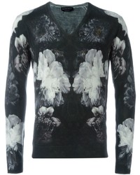 schwarzer Pullover mit einem V-Ausschnitt mit Blumenmuster