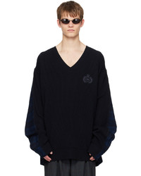 schwarzer Pullover mit einem V-Ausschnitt mit Karomuster