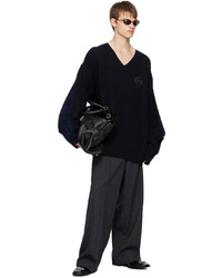 schwarzer Pullover mit einem V-Ausschnitt mit Karomuster von Balenciaga
