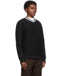 schwarzer Pullover mit einem V-Ausschnitt von Noah