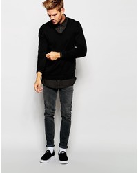 schwarzer Pullover mit einem V-Ausschnitt von Asos