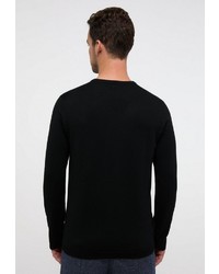 schwarzer Pullover mit einem V-Ausschnitt von Eterna