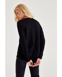 schwarzer Pullover mit einem V-Ausschnitt von OXXO