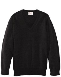 schwarzer Pullover mit einem V-Ausschnitt