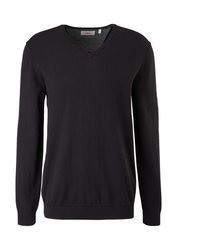 schwarzer Pullover mit einem V-Ausschnitt von s.Oliver