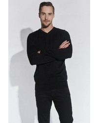 schwarzer Pullover mit einem V-Ausschnitt von SteffenKlein