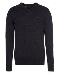 schwarzer Pullover mit einem V-Ausschnitt von Tommy Hilfiger