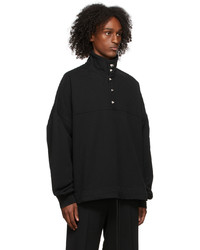 schwarzer Pullover mit einem zugeknöpften Kragen von We11done
