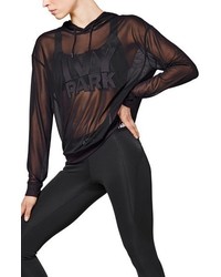 schwarzer Pullover mit einer Kapuze aus Netzstoff