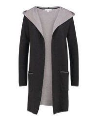 schwarzer Pullover mit einer Kapuze von Comma