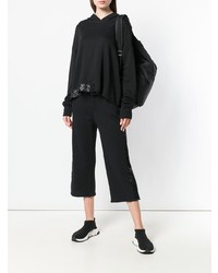 schwarzer Pullover mit einer Kapuze von Irina Schrotter