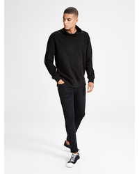 schwarzer Pullover mit einer weiten Rollkragen