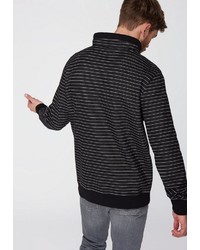 schwarzer Pullover mit einer weiten Rollkragen von recolution