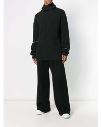 schwarzer Pullover mit einer weiten Rollkragen von Lost & Found Rooms