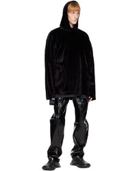 schwarzer Samtpullover mit einem kapuze von Balenciaga