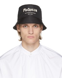 schwarzer und weißer bedruckter Fischerhut von Alexander McQueen