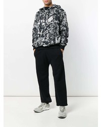 schwarzer und weißer bedruckter Pullover mit einem Kapuze von Versus