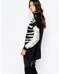 schwarzer und weißer bedruckter Pullover mit einem Rundhalsausschnitt von Noisy May