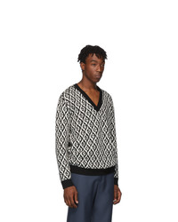 schwarzer und weißer bedruckter Pullover mit einem V-Ausschnitt von Gucci