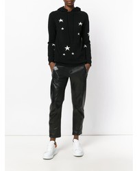 schwarzer und weißer bedruckter Pullover mit einer Kapuze von Chinti & Parker