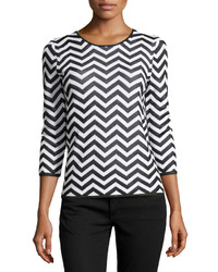 schwarzer und weißer Pullover mit einem Rundhalsausschnitt mit Chevron-Muster