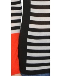 schwarzer und weißer horizontal gestreifter Pullover mit einem Rundhalsausschnitt