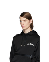 schwarzer und weißer Pullover mit einem Kapuze von Alexander McQueen