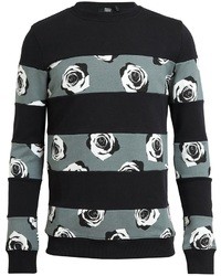 schwarzer und weißer Pullover mit einem Rundhalsausschnitt mit Blumenmuster von Markus Lupfer