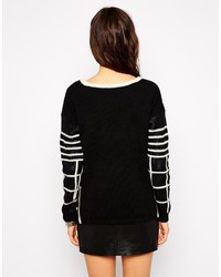 schwarzer und weißer Pullover mit einem Rundhalsausschnitt mit geometrischem Muster