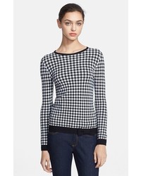 schwarzer und weißer Pullover mit einem Rundhalsausschnitt mit Vichy-Muster