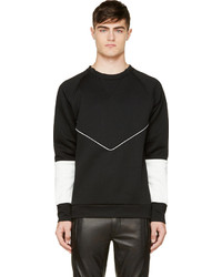 schwarzer und weißer Pullover mit einem Rundhalsausschnitt