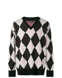 schwarzer und weißer Pullover mit einem V-Ausschnitt mit Argyle-Muster