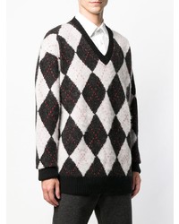 schwarzer und weißer Pullover mit einem V-Ausschnitt mit Argyle-Muster von Alexander McQueen