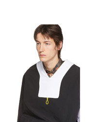 schwarzer und weißer Pullover mit einem V-Ausschnitt von Boramy Viguier