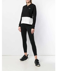 schwarzer und weißer Pullover mit einer Kapuze von DKNY