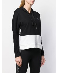 schwarzer und weißer Pullover mit einer Kapuze von DKNY