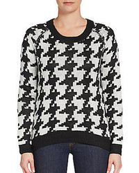 schwarzer und weißer Pullover mit Hahnentritt-Muster